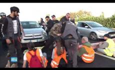 Gli ambientalisti bloccano ancora il raccordo a Roma, automobilisti inferociti litigano con gli attivisti: interviene la polizia - Video