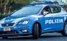 Si piazza di nuovo sotto casa della ex e la tempesta di chiamate e messaggi minatori: arrestato un 47enne