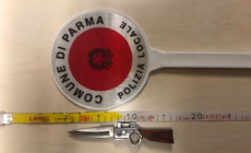 Clandestino, armato di coltello, e violento recidivo: denunciato dalla polizia locale