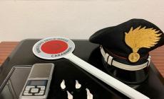 Scandiano, costringe la madre ad accompagnarlo a vendere la droga: arrestato 26enne