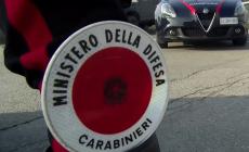 Nella notte a Carzole i carabinieri intercettano un'auto rubata: inseguiti, i ladri l'abbandonanano e fuggono per i campi