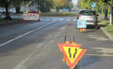 «Lavori in corso in via Picasso ma il segnale è capovolto (e rotto)»
