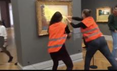 Purè di patate contro un quadro di Monet al museo di Potsdam in Germania: nuovo attacco degli attivisti per il clima - Video