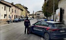 Prima picchia un ragazzo, poi aggredisce i carabinieri: 20enne ubriaco e violento bloccato con lo spray al peperoncino