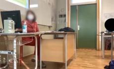 Con una pistola ad aria compressa in classe, colpita la prof