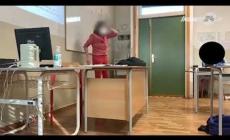Studenti sparano con la pistola ad aria compressa alla prof in aula (Video): saranno sospesi