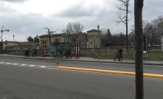 Viale Toschi, donna investita dal bus. E a causa della frenata si ferisce lievemente anche una passeggera