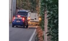 Due furgoni si scontrano nella strettoia di Sivizzano. I residenti: "Punto pericoloso, già segnalato. E i bambini giocano a pochi metri"