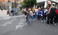 Piacenza, le strisce pedonali non arrivano: e i genitori disegnano zebre sull'asfalto davanti a scuola
