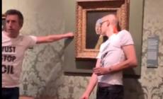 Un altro attacco degli ecologisti: liquido arancione contro il famosissimo 'La Ragazza con l’orecchino di perla' - Video