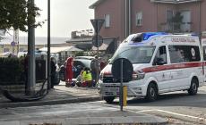 Scontro tra auto e scooter all'incrocio tra via Sidoli e via XXIV Maggio