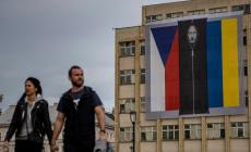 Praga, la testa di Putin in un sacco da cadaveri: l'istallazione sul palazzo del ministero degli Interni