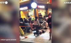 La calca di Seul: quella distesa di corpi senza vita e i disperati salvataggi- Video
