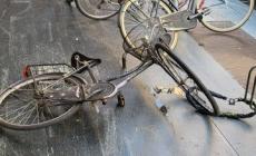 Biciclette "dimenticate" e sbattute a terra: un brutto biglietto da visita per via Mazzini
