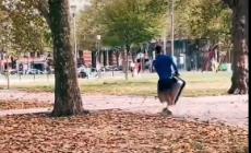 Djokovic a Parigi mentre si allena in un parco aiuta una donna in difficoltà con la valigia - Video