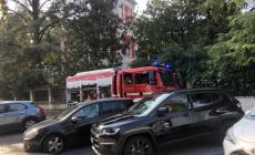 Fumo da uno scantinato in piazzale XXV Aprile: in corso l'intervento dei vigili del fuoco