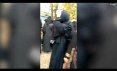In Afghanistan, le studentesse  vogliono entrare all’Università senza il burqa. Respinte a frustate - Video