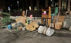 Una montagna di rifiuti ingombranti in via Brescia