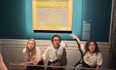 Azione degli ambientalisti a Roma, imbrattato "il seminatore" di Van Gogh - Video