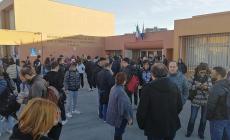 Terremoto, gente in strada e calcinacci caduti: le foto 