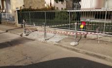Un marciapiede in via  Siligato non viene riparato da tre mesi