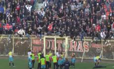 Mostra il sedere ai tifosi del Catanzaro: Daspo di 5 anni ad un tifoso del Crotone
