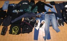 Fermata un'auto con della refurtiva a bordo: riconoscete i capi di abbigliamento rubati?
