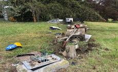 Auto "impazzita" travolge cartello e colonnetta in via Montebello  - Le foto
