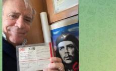 Enrico Montesano con la maglia della X Mas a "Ballando con le stelle" . La Rai lo sospende
