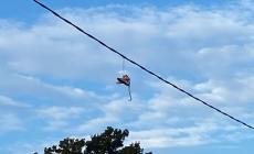 Ancora "shoefiti": scarpe appese ai fili anche in Val d'Enza. Sono un segnale in codice? 