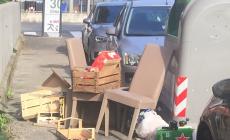 Via San Pier Damiani, quando il marciapiede diventa una discarica