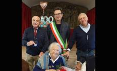 I cento anni di Imelde Azzoni, che ha gestito lo storico locale: medaglia ricordo dal sindaco Guerra