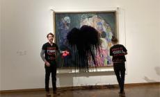 Un altro blitz degli ambientalisti contro l'arte: capolavoro di Gustav Klimt imbrattato di nero a Vienna