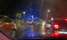 Incidente in via Mantova, ferito un giovane caduto con il monopattino 