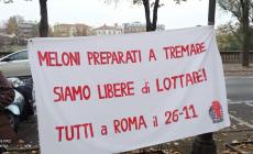 Striscione contro il governo e volantinaggio degli studenti in viale Maria Luigia 