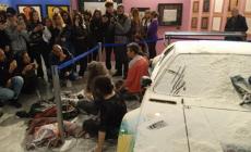 Otto chili di farina su un'opera di Andy Warhol, blitz a una mostra a Milano