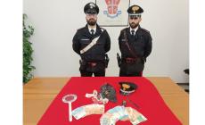 Controlli antidroga vicino alle scuole: arrestati due ragazzi di 20 e 19 anni. Il 20enne aveva in auto e addosso oltre 6 mila euro