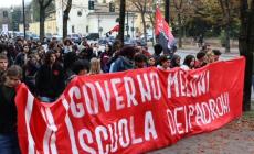 Protesta degli studenti contro il Governo: corteo da via Bixio allo Stradone. Traffico bloccato - Video