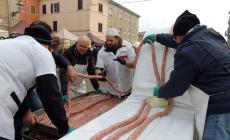 November Porc...  tanta gente per il maxi strolghino ricordando il norcino Rino Parenti - Foto