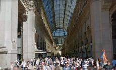 Gira un video in Galleria Vittorio Emanuele a Milano con un pitone reale, rapper denunciato