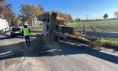 Escavatore ribaltato sulla via Emilia: disagi al traffico a Sanguinaro 