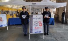 "Questo non è amore": gazebo della Polizia di Stato in piazza Garibaldi con le calciatrici del Parma femminile