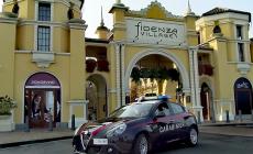 Rubano vestiti al Fidenza Village con una borsa schermata: denunciate due donne