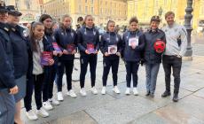 La polizia e il Parma Calcio femminile in piazza Garibaldi per la Giornata contro la violenza sulle donne 