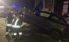 Viale Europa: l'auto fuori strada finita su un'auto parcheggiata. Il conducente, un 24enne parmigiano,  era positivo all'etilometro