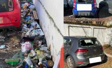 Via Trieste sembra una discarica a cielo aperto: immondizia sui marciapiedi e auto vandalizzate