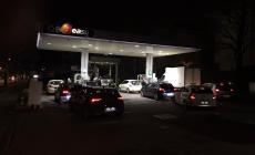 Benzina più cara da mezzanotte: code alle pompe di benzina parmigiane