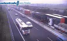 Scontro tra due camion in A1 al km 98, tre feriti, uno in Rianimazione.  Il traffico sta tornando alla normalit&agrave;