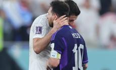 Messi: la scommessa in campo (vinta) con Szczesny, poi rifiuta la stretta di mano di Lewandowski (e si chiarisce)
