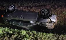 Busseto, auto esce di strada e finisce nel canale: un ferito